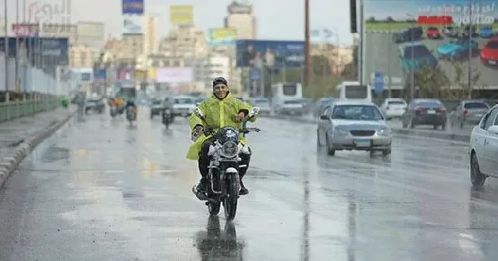 السحب تتقدم مصحوبة بأمطار غزيرة ورعدية بهذه المناطق وتحذير من ضربات البرق والرعد