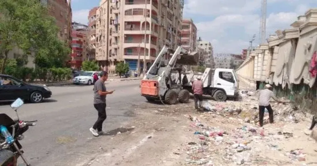 جهود مكثفة لرفع تجمعات القمامة وتحسين مستوى النظافة بحي ثالث الإسماعيلية