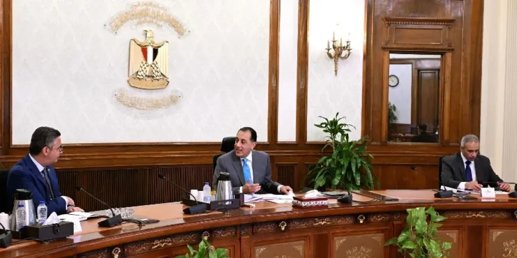 رئيس الوزراء يطمئن على انتظام منظومتي الخبز والسلع التموينية وموقف توافر السلع الأساسية