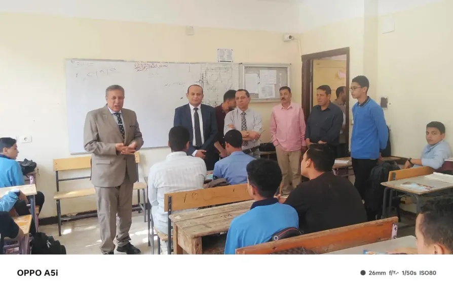 مدير تعليم البحيرة يتفقد اليوم عددأ من مدارس إدارة مركز دمنهور ويشيد بثقافة الطلاب
