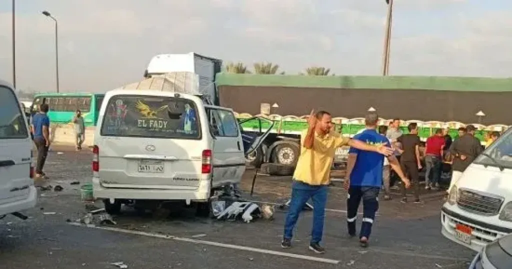 إصابة شخصين إثر انقلاب سيارة ملاكى فى التجمع