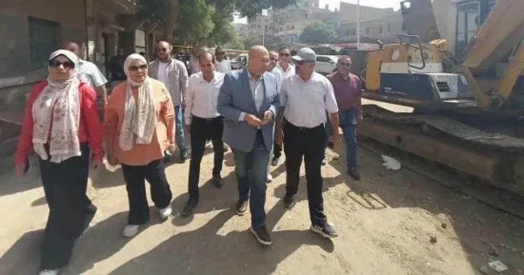 نائب محافظ الجيزة يتابع أعمال ربط مشروع الصرف الصحى لقريتى منيل شيحة وطموه