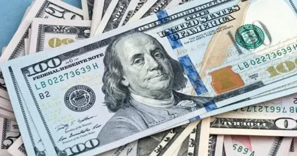 51.66 جنيه سعر الدولار فى البنك الأهلى المصرى متراجعا عن 52 جنيها