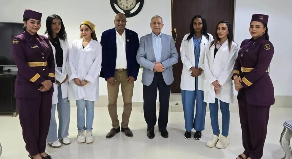 تكريم  رئيس الأكاديمية العربية بعد إهدائه أكبر مكتبة طبية لطبيبات السودان