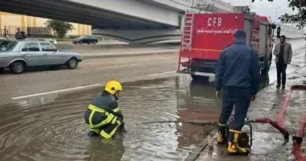 جهود يوميه لتطهير صفايات الأمطار بشوارع مدينة كوم حمادة