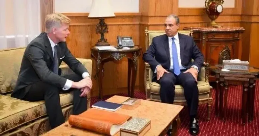 وزير الخارجية يبحث مع مبعوث الأمين العام للأمم المتحدة لليمن آخر التطورات