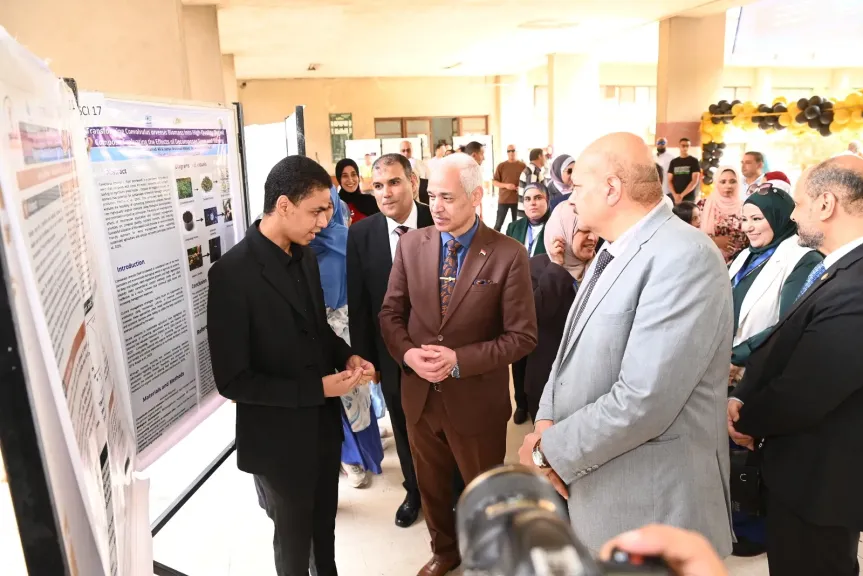 رئيس جامعة أسيوط يفتتح الملتقى العلمي الطلابي للإبداع والابتكار بكلية العلوم