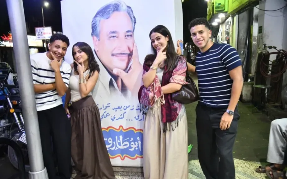 كشري أبو طارق يستقبل أكبر وفد طلابي في العالم .. 180 طالبًا من الجامعة البريطانية في مصر
