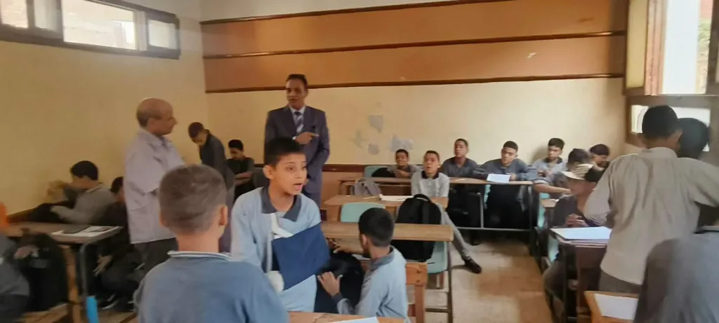 جولة رقابية مفاجئة بمدارس الواسطى وكيل تعليم بني سويف يدقق في الحضور والسجلات والتقييمات الأسبوعية