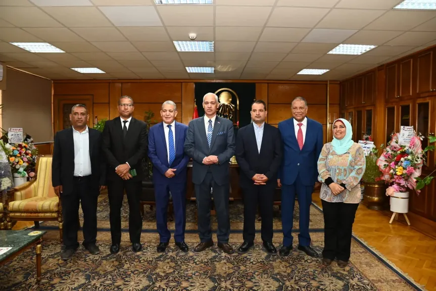 رئيس جامعة أسيوط يبحث مع وفد «القومي لحقوق الإنسان» تعزيز التعاون في التوعية والتثقيف