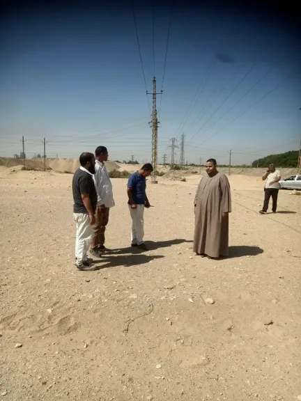 محافظ أسيوط: متابعة تعديل مسار أعمدة الكهرباء لخدمة محطة الصرف الصحي والمدفن المحكوم