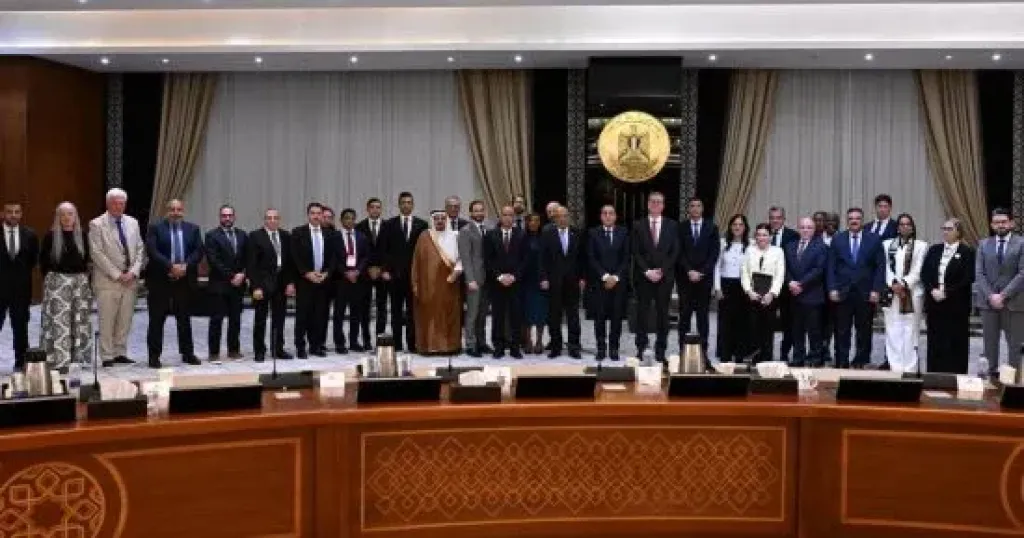 رئيس الوزراء يعقد مائدة مستديرة حول تطوير قطاع التعدين وتعزيز ثقة المستثمرين