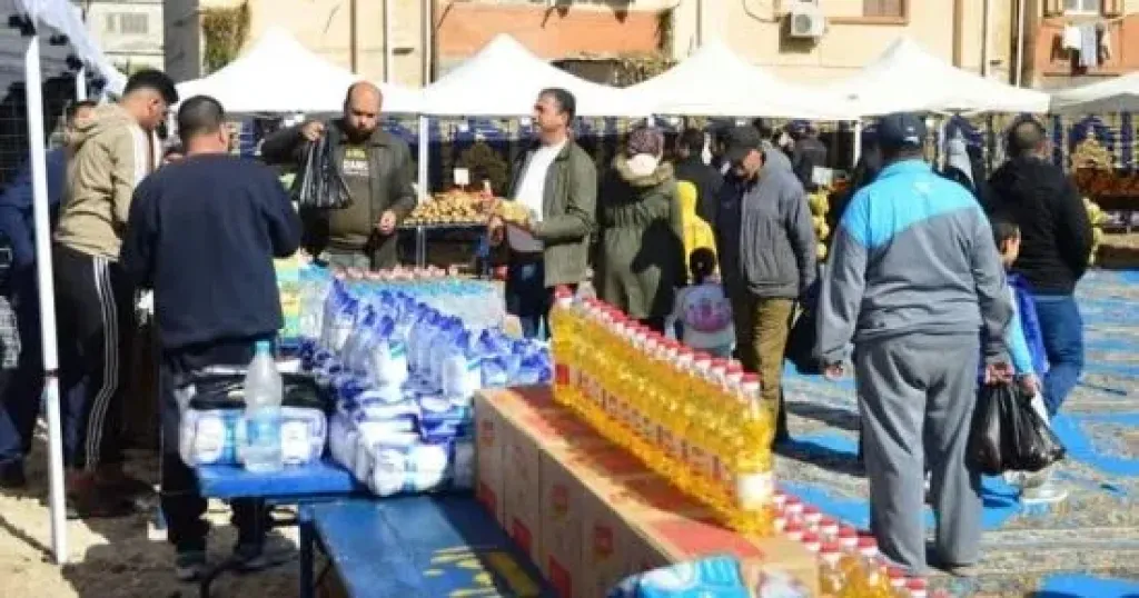 تخفيضات تصل إلى 40%.. إقبال جماهيري غفير على منافذ ”كلنا واحد” بالمحافظات