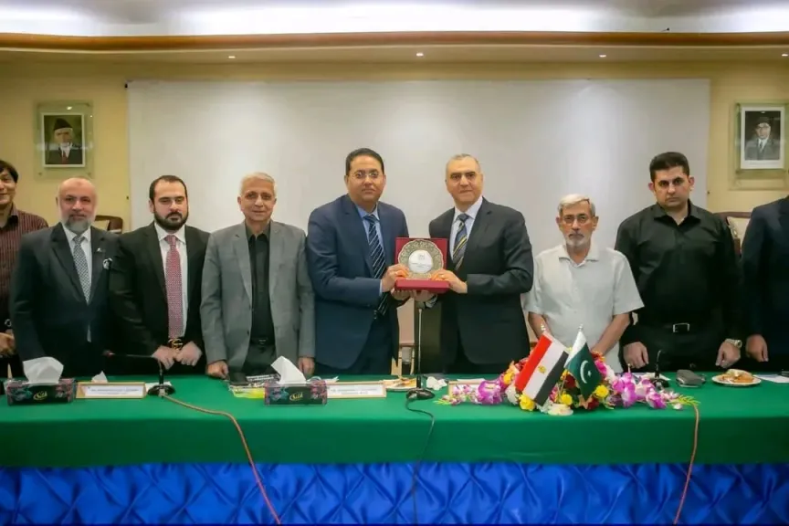 سفير مصر لدى باكستان يزور غرفة كراتشي لاستعراض الفرص الاستثمارية وتعزيز الشراكة التجارية