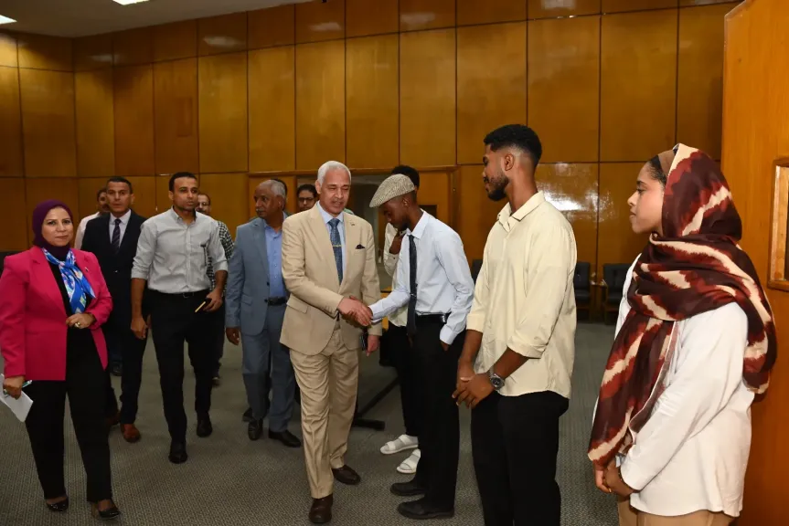 رئيس جامعة أسيوط يلتقي الطلاب الوافدين للاطمئنان على انتظام الدراسة