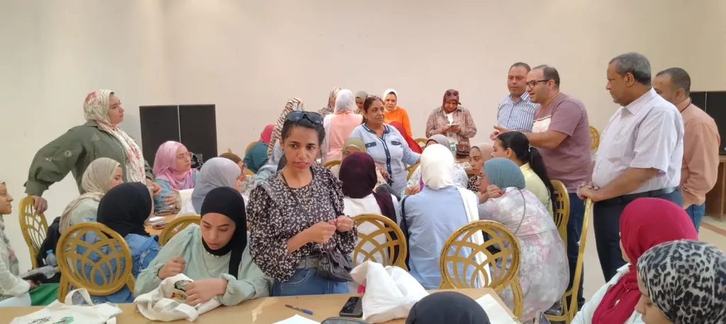 «بصمة رقمية لكل متدربة».. قوافل المرأة للثقافة والإبداع تفتح آفاق التسويق الإلكتروني بأسيوط