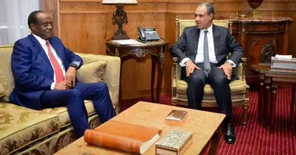 وزير الخارجية يلتقي المستشار الاقتصادي للرئيس الإريتري