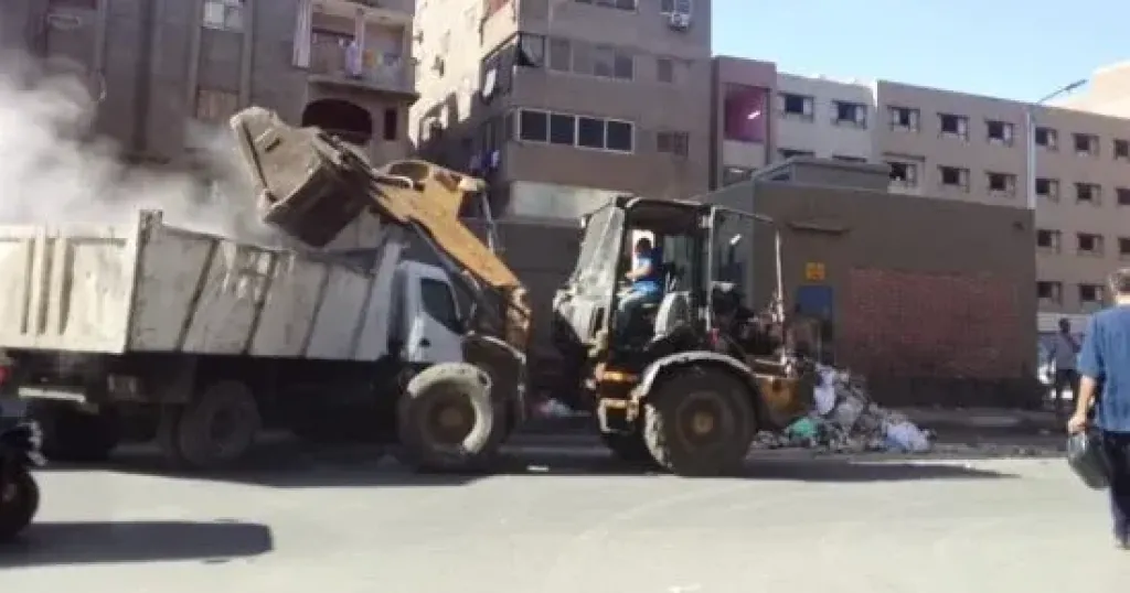 حملات مكثفة لرفع كفاءة النظافة بشوارع إمبابة والمنيرة الغربية