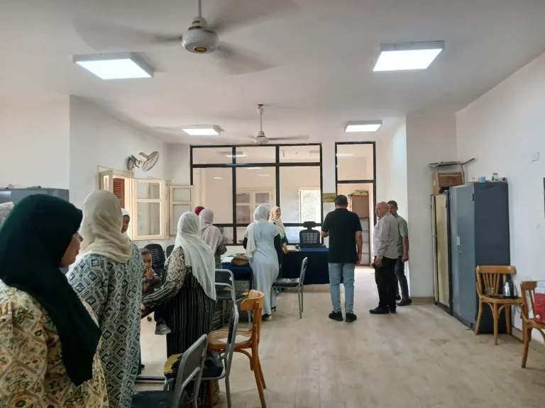 محافظ أسيوط: متابعة ملفات العمل والخدمات بالعونة وتسليم 1226 فيزا تكافل وكرامة