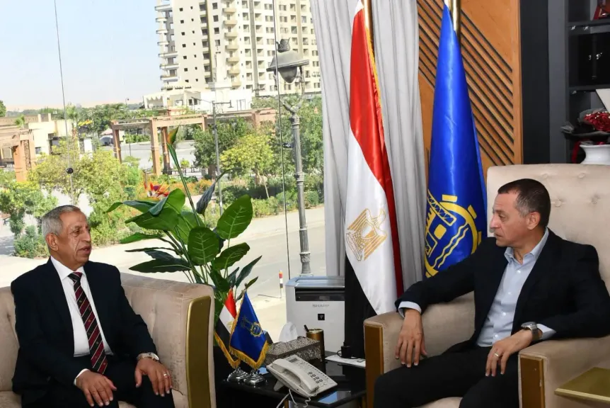 محافظ أسوان يستقبل رئيس الأكاديمية العربية لبحث أوجه التعاون المشترك ودعم جهود التنمية