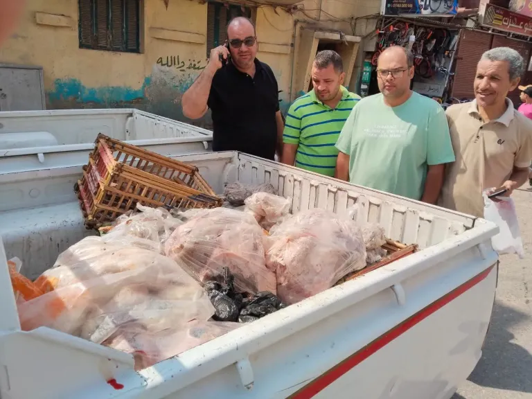 نصف طن لحوم غير صالحة للاستهلاك داخل مطعم ببني سويف والتحفظ على المضبوطات