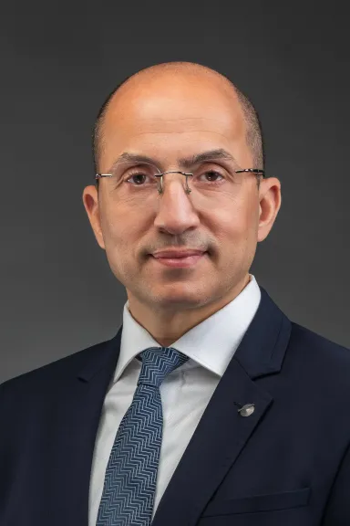 الأستاذ الدكتور حاتم جلال سعيد يتولى رئاسة الجمعية الدولية لجراحة العظام والإصابات (SICOT)
