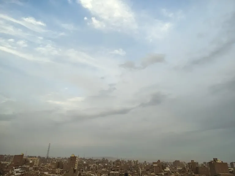 سحب وغيوم وتوقعات بسقوط أمطار خفيفة بسوهاج