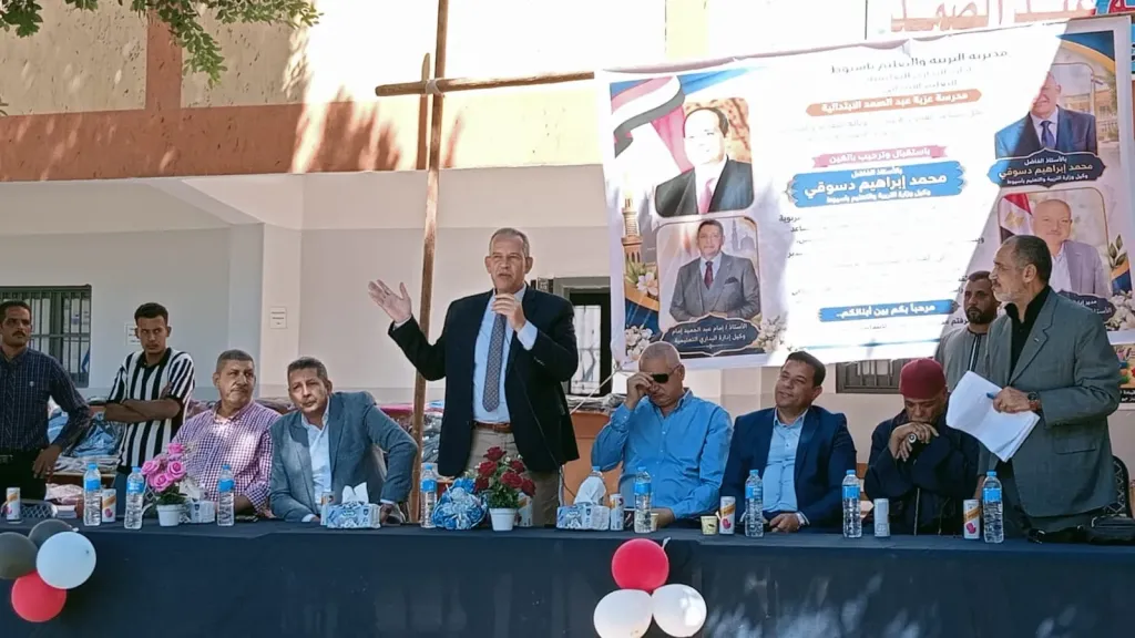 وكيل وزارة التعليم بأسيوط يشهد احتفالية انتصارات أكتوبر ويوزع 500 حقيبة مدرسية