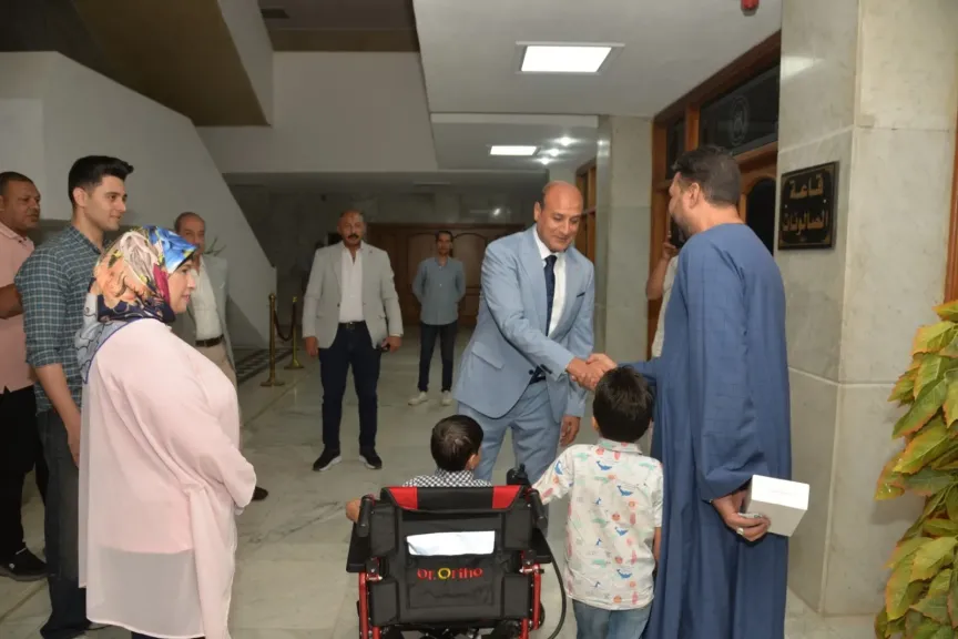 محافظ أسيوط يستجيب لطلب طفل من ذوي الهمم ويسلمه كرسيًا متحركًا كهربائيًا لمساعدته