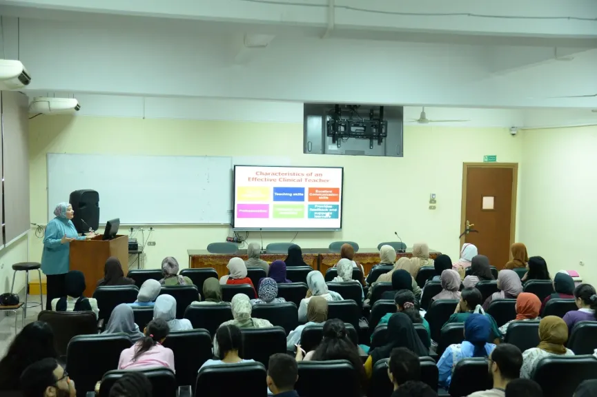 الطب جامعة أسيوط تنظم دورة تدريبية لطلاب التدريب حول «مهارات التدريس السريرية