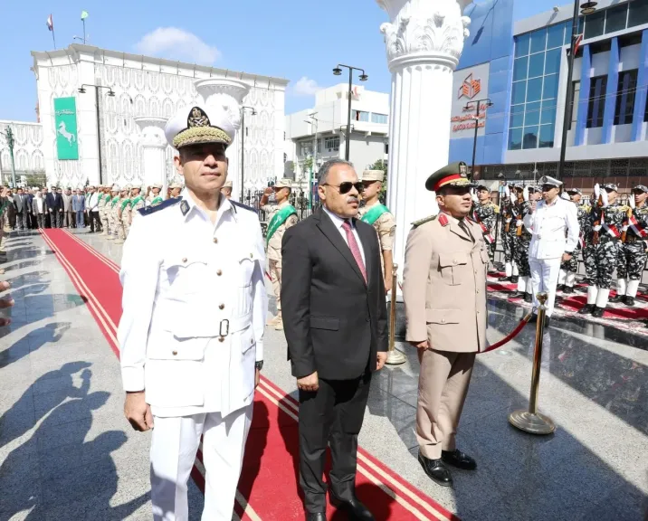 محافظ الشرقية يضع إكليلا من الزهور على النصب التذكارية احتفالا بانتصارات اكتوبر المجيد