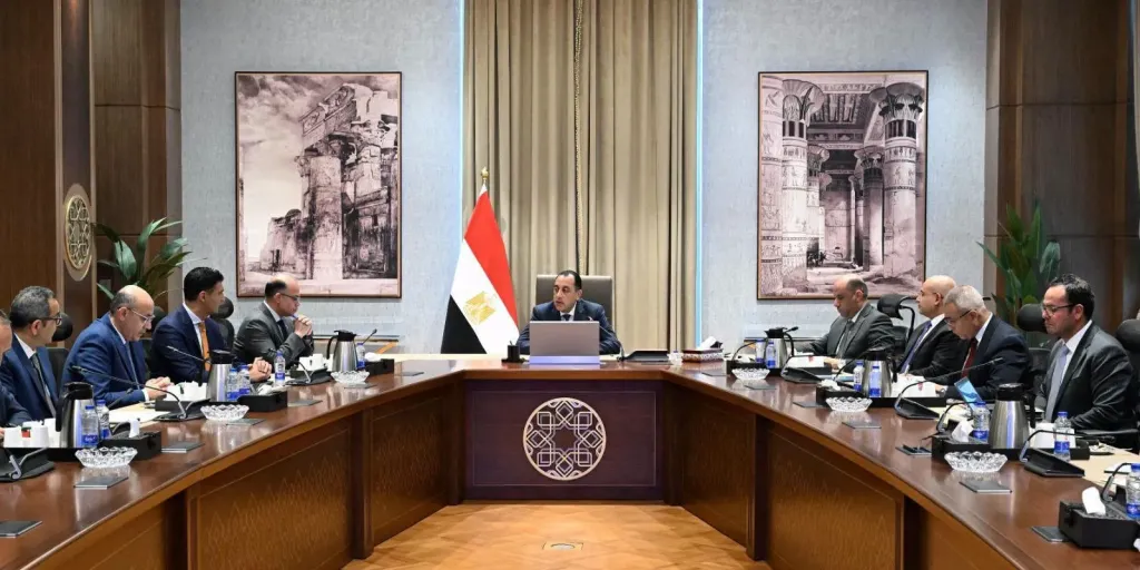 رئيس الوزراء يستعرض محاور جلسة بعنوان”استثمار منتج وصناعة تنافسية وفرص عمل مستدامة”