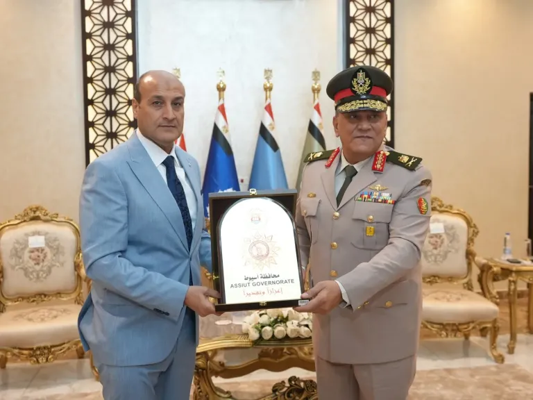 محافظ أسيوط وقائد المنطقة الجنوبية العسكرية ومدير الأمن يضعون إكليلًا من الزهور على النصب
