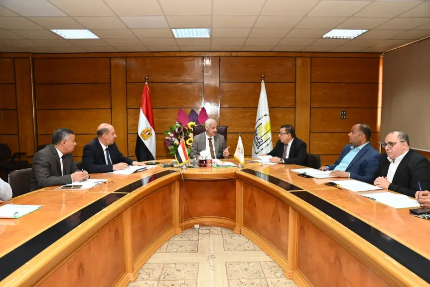 الدكتور أحمد عبدالمولى يعقد اجتماعًا مع مجلس إدارة صندوق التأمين الخاص بأعضاء هيئة التدريس