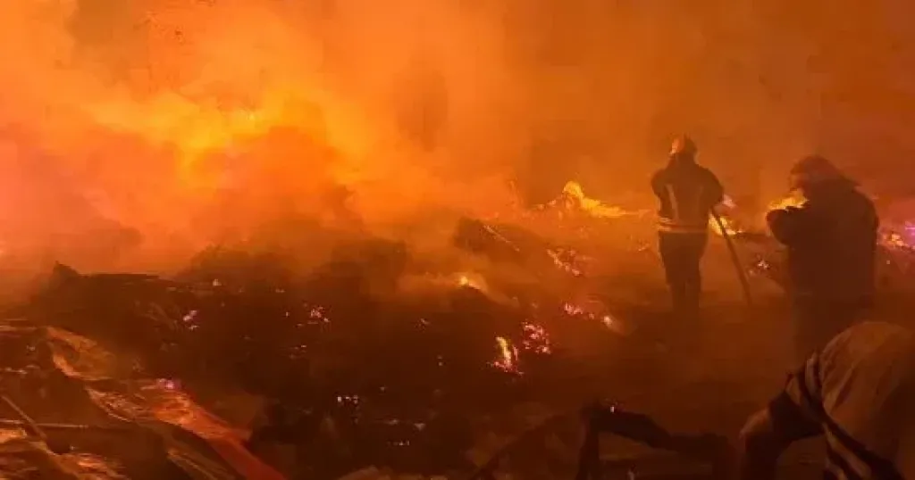 السيطرة على حريق بمخزن أخشاب قديم بقليوب دون خسائر بشرية