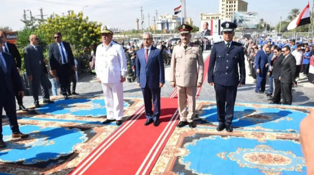 محافظ بني سويف والقيادات الأمنية والعسكرية يضعون إكليل الزهور على قبر الجندي المجهول احتفالًا بانتصارات أكتوبر