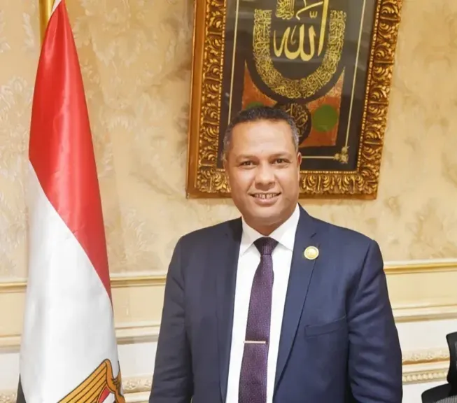 «30 مليون مواطن أمام رحلة سنوية شاقة».. محمد حمزة يطالب بإنهاء «الروتين الورقي» لتجديد دفاتر التأمين الصحي