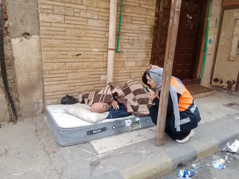التضامن الاجتماعي:- ”التدخل السريع” يستجيب لبلاغ وينقل مسنًا بلا مأوى إلى دار للرعاية