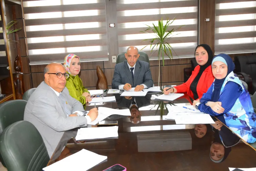 قطاع شئون خدمة المجتمع بجامعة أسيوط يناقش أنشطة مراكز اللغات وخطط تطوير برامجها