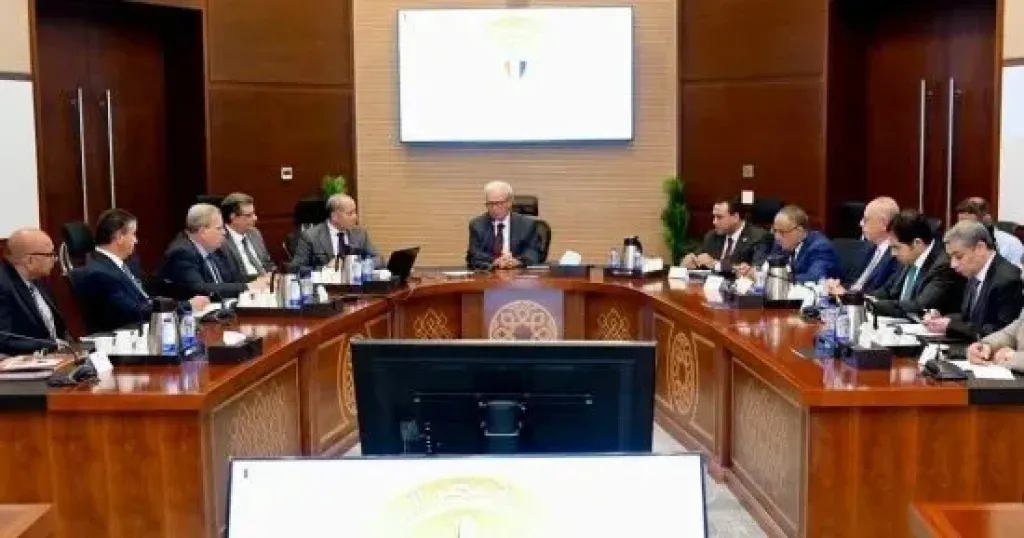 حسين عيسى يعقد اجتماعًا موسعًا لمتابعة جهود إعادة هيكلة الهيئات الاقتصادية