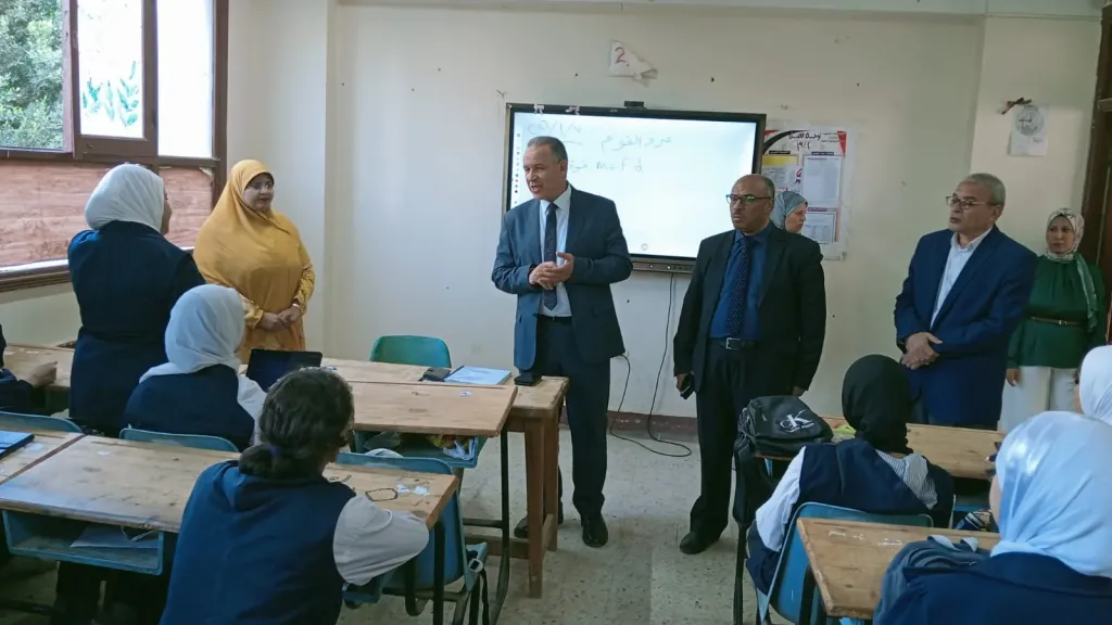وكيل وزارة التعليم بأسيوط يترأس الاتوبيس الطائر  للمتابعة ويستهدف 21 مدرسة بقرى صدفا