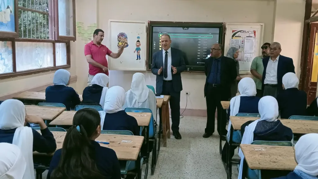 وكيل وزارة التعليم بأسيوط يمنح طالبات صدفا الثانوية بنات مكافأة مالية لتفوقهن