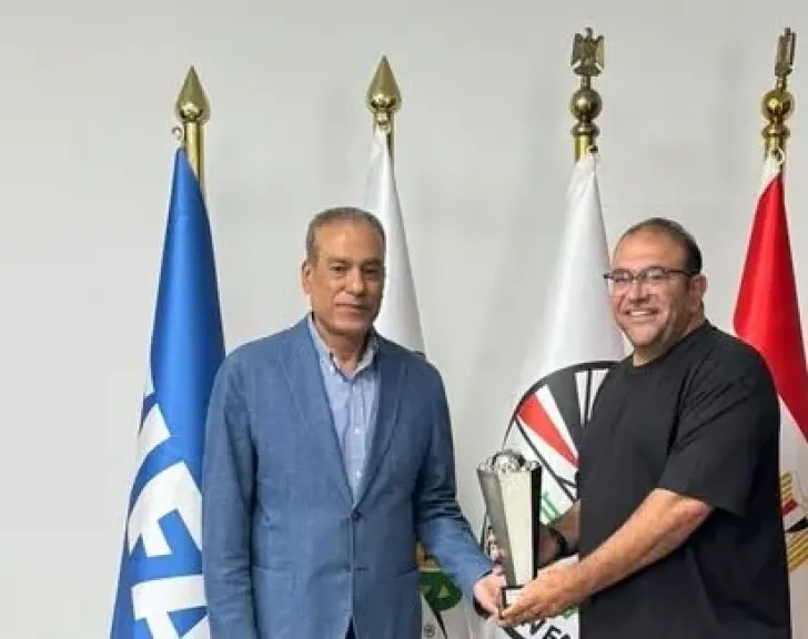 منتخب الشباب يسلم كأس بطولة شمال إفريقيا لاتحاد الكرة