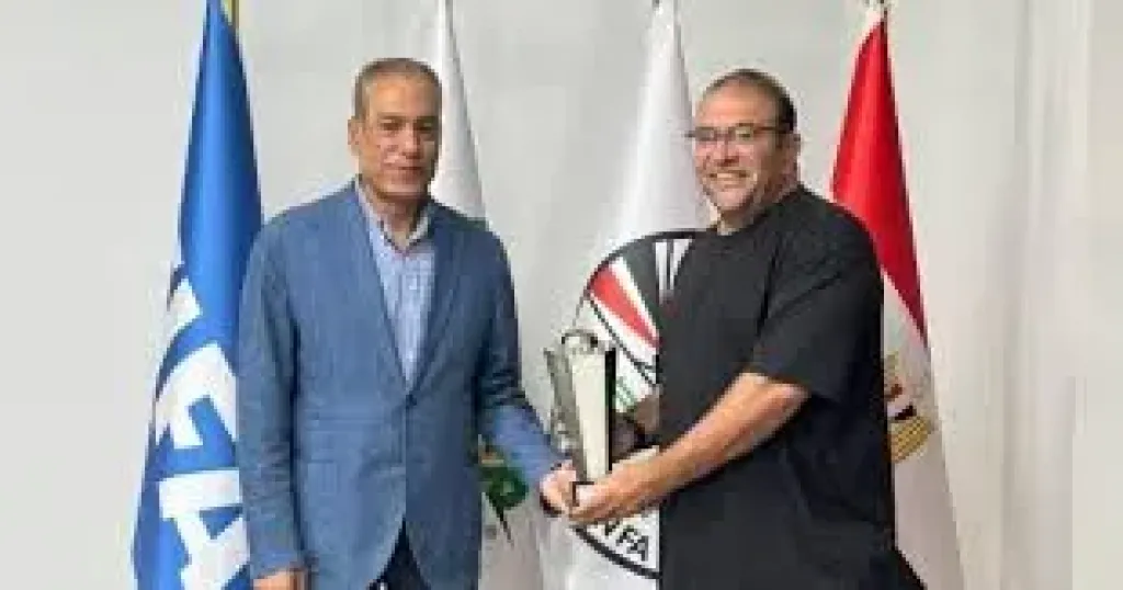 منتخب الشباب يسلم كأس بطولة شمال أفريقيا لاتحاد الكرة