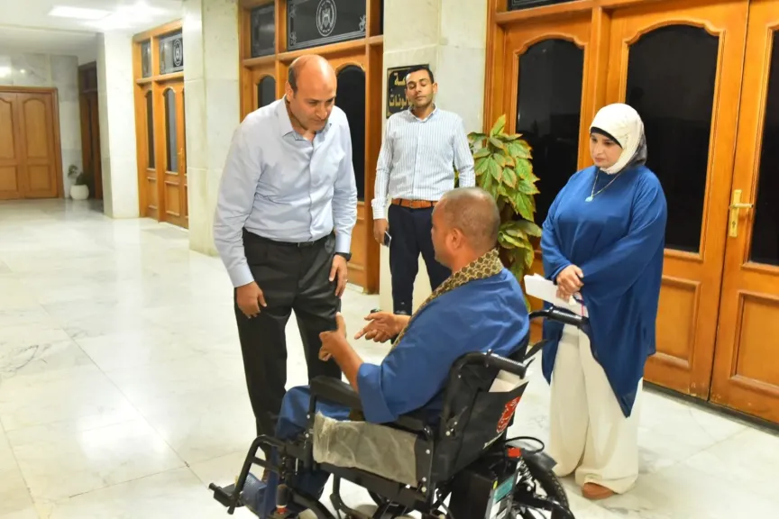 محافظ أسيوط يستجيب لمناشدة مواطن من ذوي الهمم ويسلمه كرسيًا كهربائيًا متحركًا لتيسير حركته