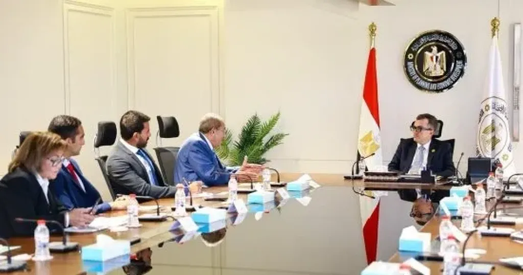 وزير التخطيط يبحث مع جامعة «إسلسكا» تجديد الشراكة لتطوير مهارات الكوادر الحكومية
