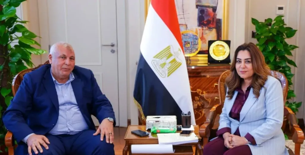 وزيرة التنمية المحلية والبيئة تتابع مع محافظ مطروح موقف تنفيذ مشروعات الخطة الاستثمارية وتطوير منظومة النظافة وإزالة التعديات وملفات التصالح والتقنين