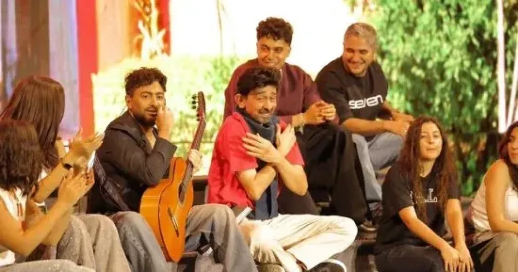 تامر حسني يفاجئ طلاب جامعة بالتجمع الخامس بأغنية «تليفوني رن».. والسبب «عمر وسلمى»