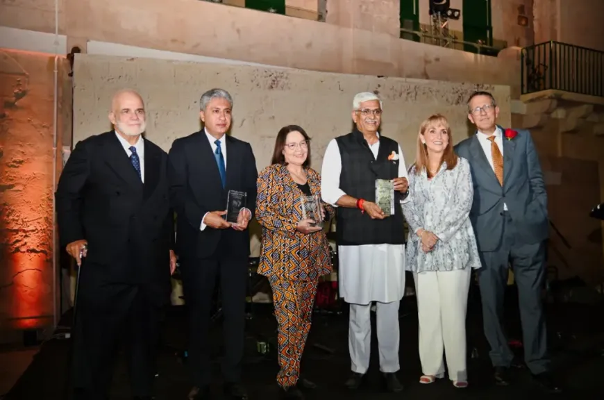 وزير السياحة والآثار يتسلم جائزة الريادة العالمية من المجلس العالمي للسياحة والسفر (WTTC)