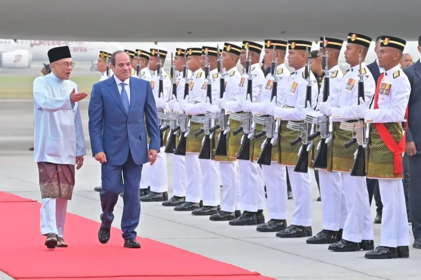المتحدث الرئاسي ينشر صور وصول الرئيس السيسي لمطار كوالالمبور الدولي في مستهل زيارته لماليزيا